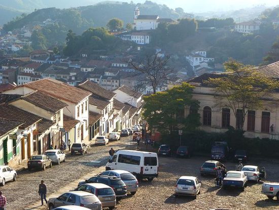 zentraler parkplatz villa venus in ouro preto (wer findet sie?), einziges manko naechtlicher hot dog stand mit froehlicher kundschaft...wir natuerlich auch...