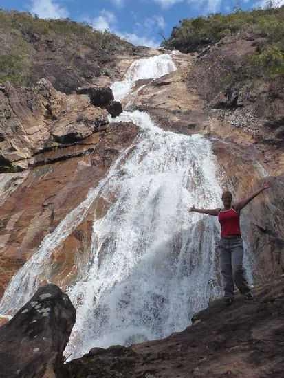 wasserfall cascatina mit freudigem besuch von bruellaffen.