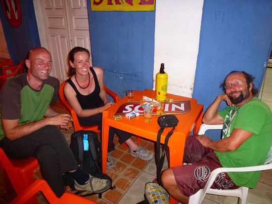 feierabendbier auf der praca miranda mit silke und cyrill, fuer jeden tukan gibts ein skol.