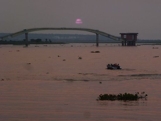 sonnenuntergang in corumba mit rio paraguai.