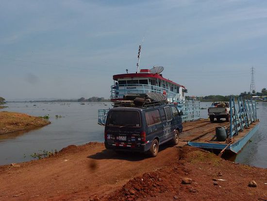 auf dem weg nach corumba, faehre bei puerto mangas.