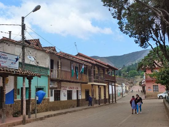 dorfplatz samaipata, mischung aus hippies, indigenen menschen und der high society von santa cruz.