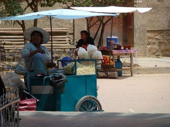 zu essen gibt es in bolivien an jeder ecke.