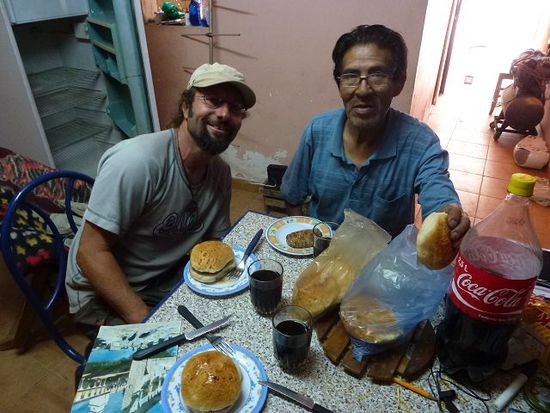 silivo, reporter, schweisser, fernsehmechaniker und buchautor in einem mit schweizerinnerungen laedt uns zum almuerzo ein.