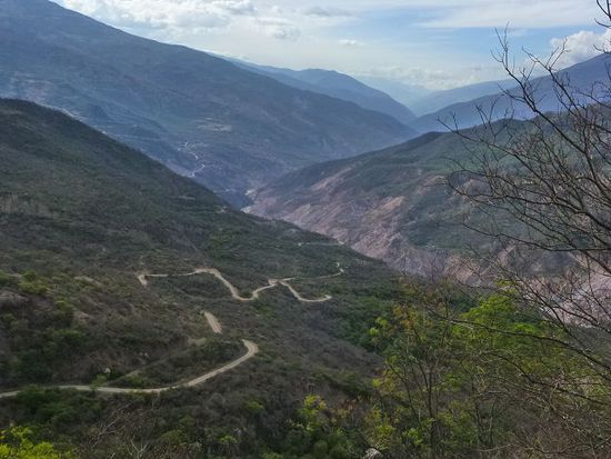 so sieht die holperstrasse ins wunderbare bergland um independencia aus.
