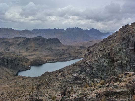 die laguna limani ist der ausgangspunkt der bergtour.