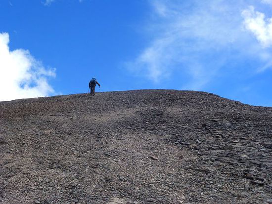 die letzten meter auf knapp 5000 meter sind steil und das herz klopft wie beim hamster im rad.