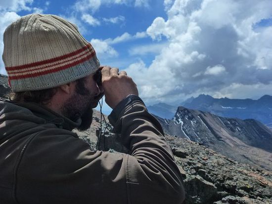 die eisriesen illimani und huayna potosi verstecken sich noch hinter den wolken.