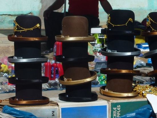 der bowler hut von borsalino gehoert seit dem 19. jahrhundert zur tracht der aymaras. (borsalino hat damals alle seine restbestaende des in europa unverkaeuflichen modells nach suedamerika geschickt)