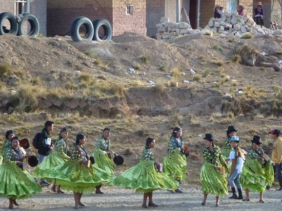 indigenes strassenfest auf dem weg nach la paz.