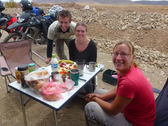 auf dem motorrad on tour, tracey und christine.