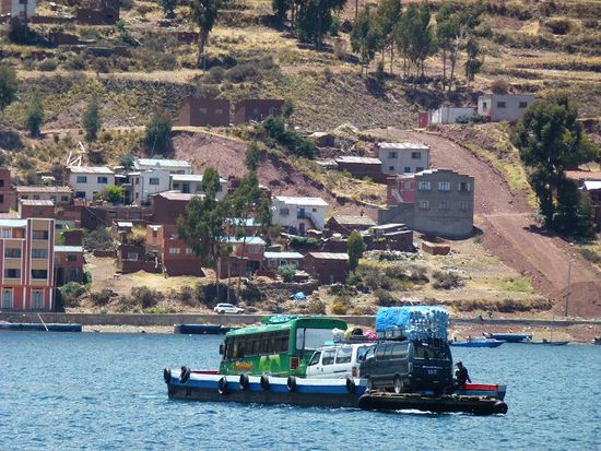 danach gehts ab auf den legendaeren lago titicaca, hier ist der oeffentliche bus auf der schmucken transferfaehre.