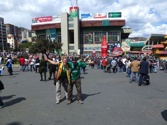 vor dem stadion hernando siles 3600 m, 45000 zuschauer schauen wie sich die auswaertigen mannschaften auf der zunge herumstehen.