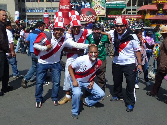 die stimmung ist grandios, peruaner und bolivianer verstehen sich prima und es gibt weit und breit kein zeichen von gewalt, es futbol si!