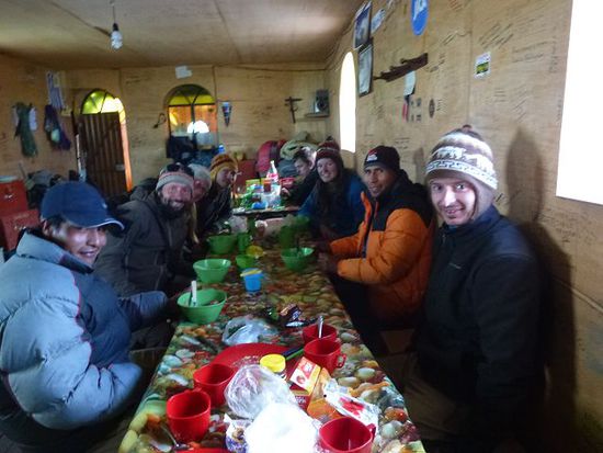 abendessen und grosse anspannung im refugio, leider kotzen zu dieser zeit schon einige in die unromantische bergkloschuessel.