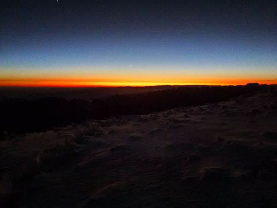 das sind irgendwie die schoensten momente, das licht naehert sich vom horizont her und faerbt gletscherspalten und eislandschaften rosa.