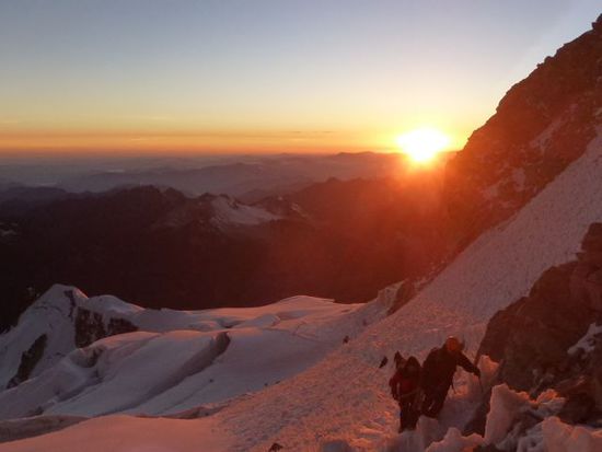 die sonne geht auf und vertreibt die gefrorenen zehen.
