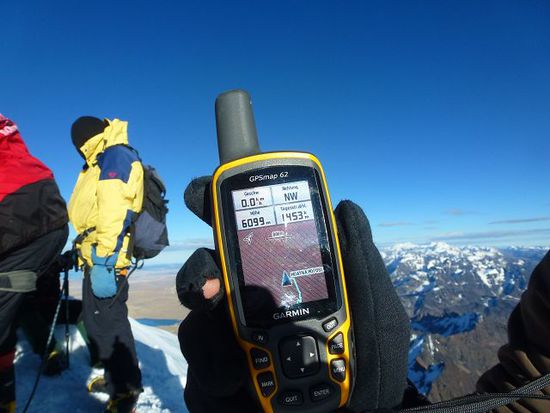 das gps zeigt sogar noch etwas mehr...aber wir bleiben bei 6093 m, reicht auch so schon fuer einen netten rundblick...