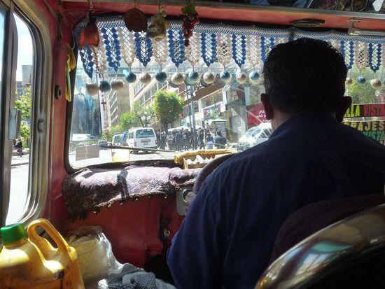 heimfahrt vom centro mit unserem lieblingbus, bei dem man nie weiss, wenn die bremsen versagen, in die calle jaime freires und zur villa venus.