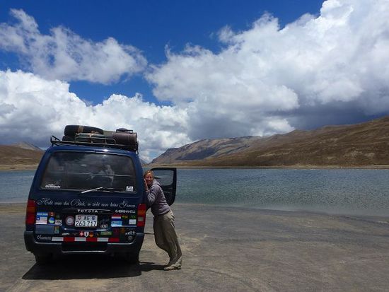 weiter gehts richtig fett, ueber die most dangerous road of the world und 20 holprigen stunden nach rurrenabaque in den bolivianischen dschungel.
hier auf dem cumbre nach la paz, 4680 m.