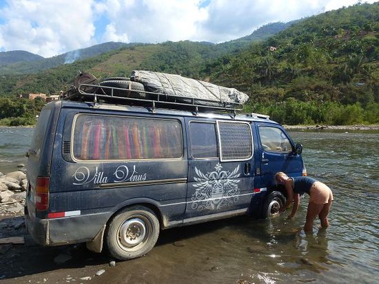 autowaschen im rio mit anderen rallyeteilnehmern.