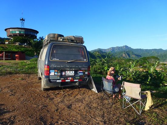 auf dem jorgehuegel in rurrenabaque, im hintergrund das wunderhaus von jorge.