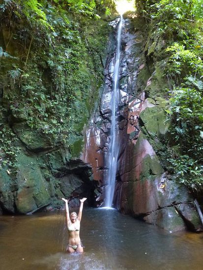 ein herrlicher wasserfall mitten im dschungel mit badenixe.