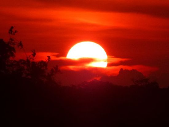 auch in der pampa geht die sonne unter, danach gehts los mit den nachtbewohnern und einem heftigen geraeuschpegel.