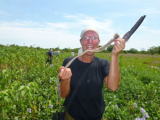 endlich tomb anke findet eine anakonda geraeuchert.