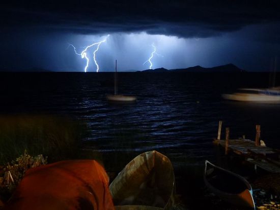 wundergewitter ueberm titicacasee.