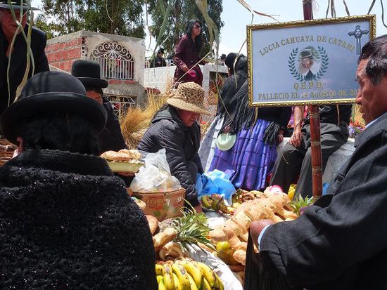 party auf dem friedhof oder dia todos santos in huatajata mit der familie catari.