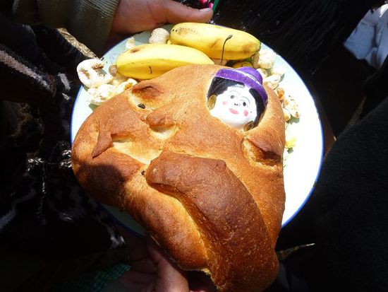 ein gabenteller fuer anke mit t'antawawas (brot mit maske) fuer eine gebetsversion von 'ich schaenke dir mis haerz'.