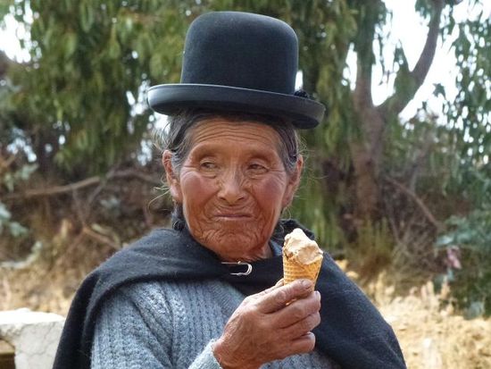 nebst brot gibt es auch suessigkeiten, fruechte, eis und bier auf dem cementerio.