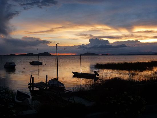 abenstimmung am catari hafen von huatajata.