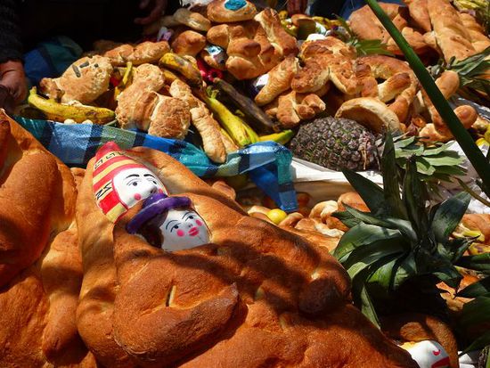 tonnen von brot und fruechten auf dem grab von lucia catari.