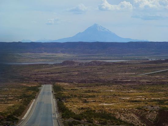 da taucht am horizont der sajama mit 6542 m, hoechste berg boliviens auf.