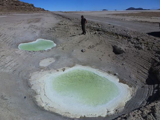 ojos de sal kurz vor der weltberuehmten salar de uyuni.