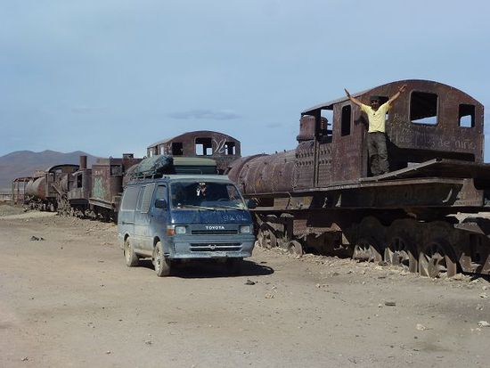 uyuni bietet ebenfalls attraktionen, der lokomotiven friedhof kombiniert mit der offiziellen muellhalde...der salar gefaellt uns besser...