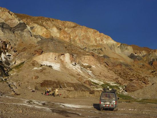 die touristenfreien thermen von tica tica, im hintergrund der vulkan colorado.