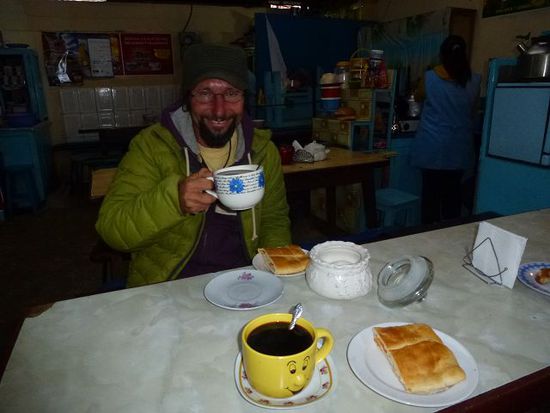 potosianische coffee time mit riesentasse und pastel. (man beachte ankes tasse...)