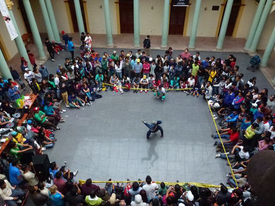 el festival de cultura bietet grandiose darbietungen, hier etwas fuer die jungen(gebliebenen) hip hop und breakdance...back to the roots.