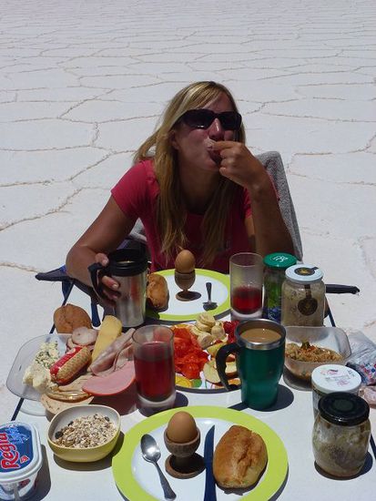feiertagsbrunch einsam auf dem salar, ein traum.