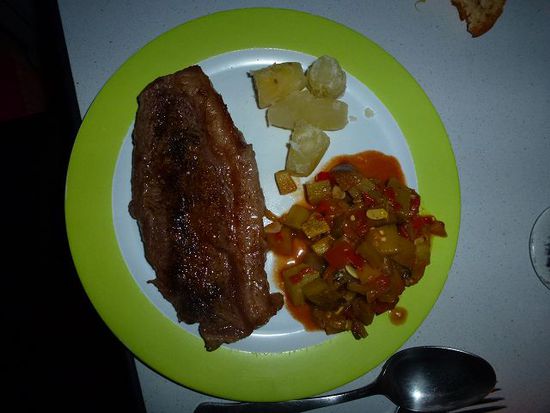 hauptgang, bife de chorizo von einem bis zum letzten sprung froehlichen biorind, ratatouille und kartoffeln vom 4000 meter eco-altiplanoacker.