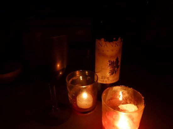 der durfte im kerzenlicht nicht fehlen...eine flasche tannat von nanni in cafayate...seine zahlen sprechen fuer sich...14.5%