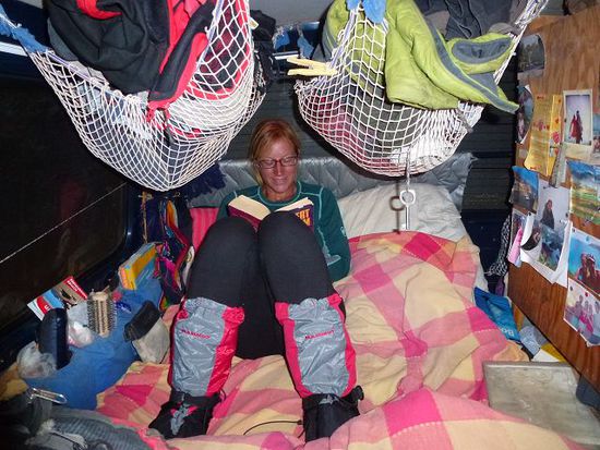 so sieht das aktuelle abendleben im bus aus, bei naechtlichen aussentemperaturen von minus 10 grad auf 4500 meter zieht man gerne mal die fetten schlafschuhe an...uebrigens am morgen sind die scheiben innen jeweils fett eingefroren...