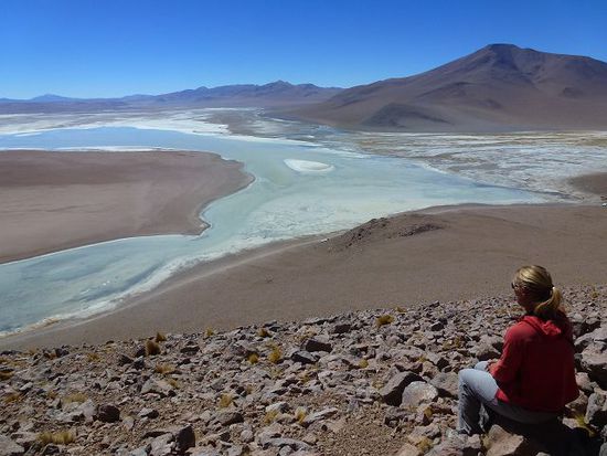 kurzer trek auf den vulkan thermal, unten die karibische laguna salada.