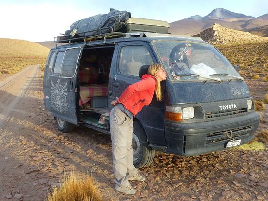 treueschwur auf bessere strassen, wir kehren erfolglos von unserer expedition vom vulkan uturuncu zurueck. (im hintergrund das 200 m zuckerstueck des weges...danach gings richtig los)