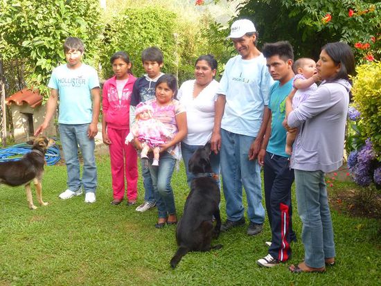 familie agostin, agostin ist der mit weissem tshirt und schildmuetze (kleider aus unserer brasilien sammlung).