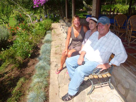 mit yolanda und heberto in ihrer gartenvilla vor der wasserchampagneraktion.