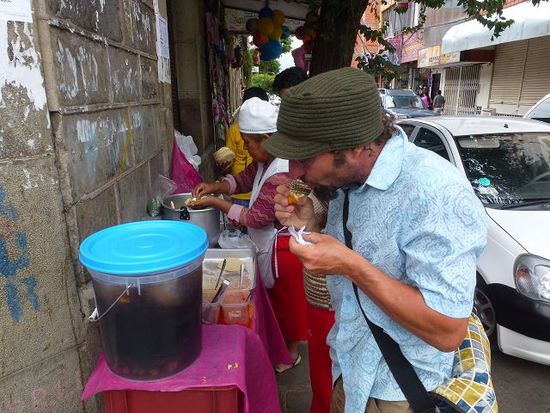 immer eine feine zwischenverpflegung, auf der strasse hergestellte empanadas fuer 25 rappen.